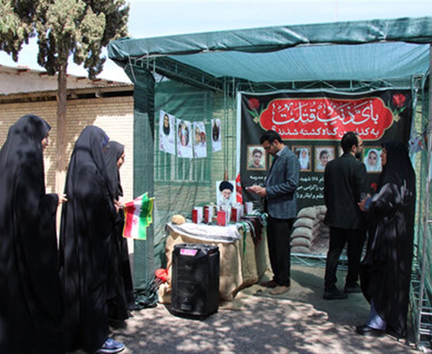 غرفه گرامیداشت هفته دفاع مقدس در دانشکده علوم پزشکی سیرجان برپا شد